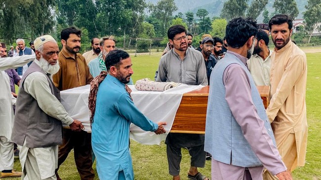 Kematian anak kembar berusia 12 tahun yang tewas karena serangan Pakistan membuat warga satu kota berkabung.