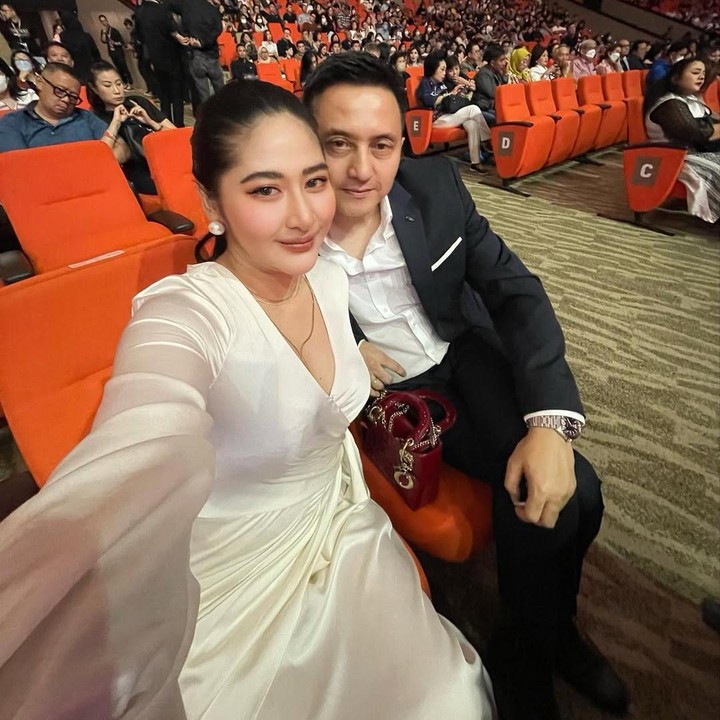 <p>Mantan pemain bulu tangkis Ricky Soebagdja resmi menikah dengan Cica Andjani pada 12 Februari 2021. Empat tahun menikah, kehidupan rumah tangga pasangan ini jauh dari gosip miring, Bunda. (Foto: Instagram @rickysoebagdja)</p>