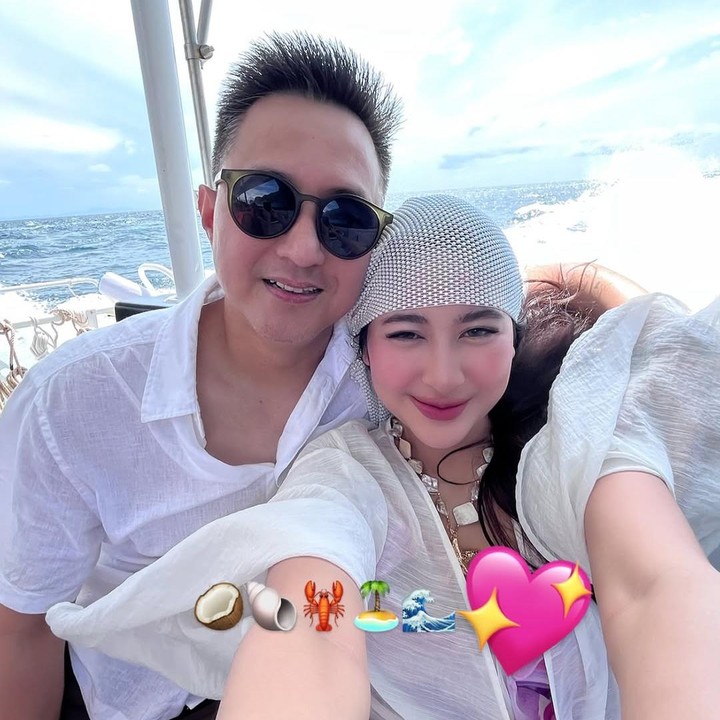 <p>Di waktu luang, Ricky sering <em>quality time</em> bersama istrinya, Bunda. Pada awal tahun ini, keduanya menghabiskan liburan di Kepulauan Phi Phi di Thailand. Momen liburan ini begitu berkesan karena bertepatan dengan hari ulang tahun Ricky. (Foto: Instagram @cicaandjani)</p>