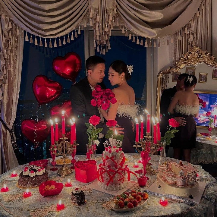 <p>Baru-baru ini, Ricky mengunggah momen saat merayakan ulang tahun istrinya. Di hari spesial itu, keduanya melakukan dinner romantis. Ricky secara khusus memberikan bunga mawar merah untuk istri tercintanya. (Foto: Instagram @rickysoebagdja)</p>