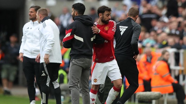 Manchester United diganggu rumor Bruno Fernandes hengkang ke klub Arab Saudi jelang melawan Athletic Bilbao leg kedua semifinal Liga Europa.