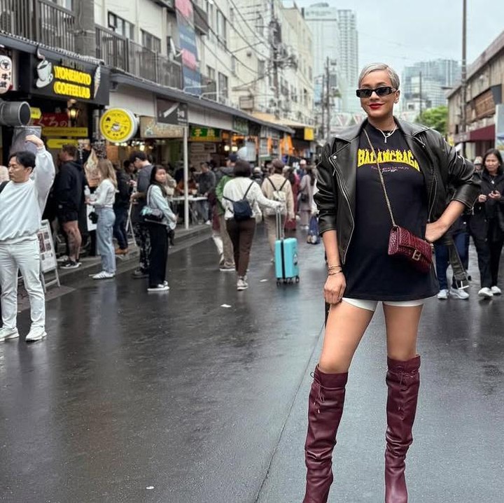 <p>Selain stylish aura kecantikan Kimmy Jayanti begitu terpancar di kehamilan calon anak ketiganya. Bahkan setiap jepretan yang mengabadikan momen liburannya, Kimmy tampak sedang fashion show di runway, keren dan cantik banget. (Foto: @kimmyjayanti).</p>