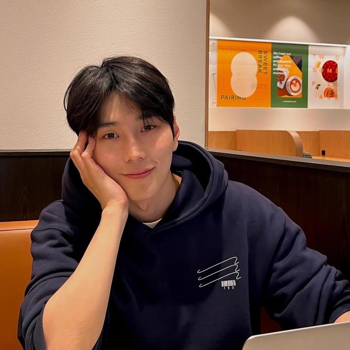 <p>Aktor Korea Selatan, Seo Yi Seo, tengah naik daun lewat drama Korea Resident Playbook. Netizen pun tampak mengunjungi Instagram sang aktor untuk melihat kehidupan sehari-harinya. (Foto: Instagram @e.eseoo)</p>