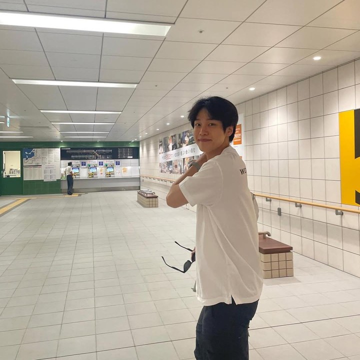 <p>You Seok juga terlihat menyukai pakaian santai seperti kaus dan celana jeans sebagai pakaian andalannya. Terlihat ia sedang jalan-jalan di dalam stasiun kereta bawah tanah dan menunjukkan senyuman manisnya. (Foto: Instagram @youseok_)</p>