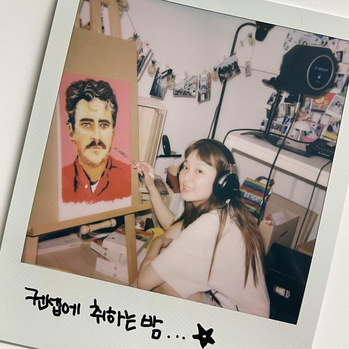 <p>Kemudian ada idol K-Pop yang juga member RED VELVET, Kang Seulgi. Ia pernah kolaborasi dengan Maronie Books untuk merilis art book. (Foto: Instagram @hi_sseulgi)</p>
