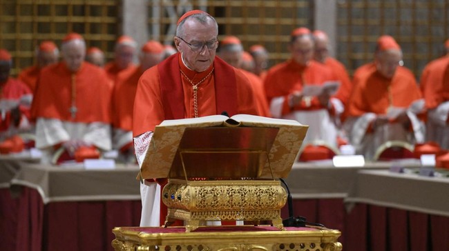 Salah satu kardinal peserta Conclave di Kapel Sistina, Vatikan, jadi yang paling favorit di dua pasar taruhan.