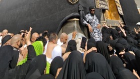 Kala Masjidil Haram 'Diserbu' Ribuan Perempuan Makkah saat Puncak Haji