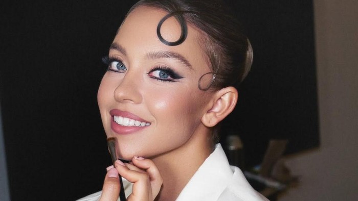 img-title Masuk Jajaran Best Makeup, MUA Sydney Sweeney Buat Met Gala 2025 Spill Produknya!