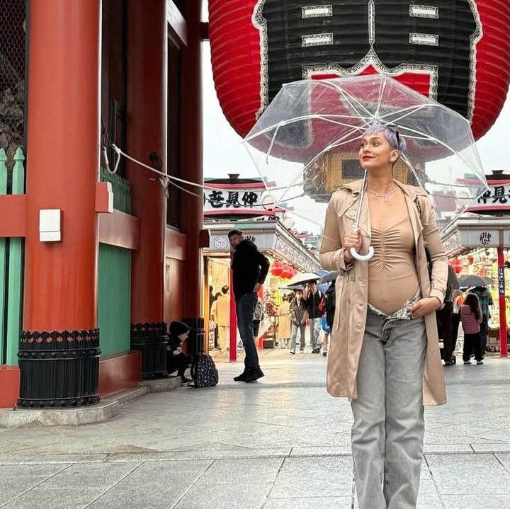 <p>Tak ketinggalan Kimmy juga mengunjungi Asakusa yang berada di Taito Tokyo Jepang. Kimmy tampil stylish mengenakan inner coklat berkerut yang dipadukan dengan long coat blezer dan celana jeans panjang. (Foto: @kimmyjayanti).</p>