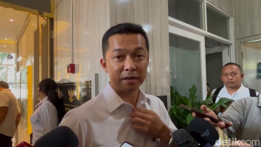 Taufik Hidayat di kantor Kemenpora, Jakarta.