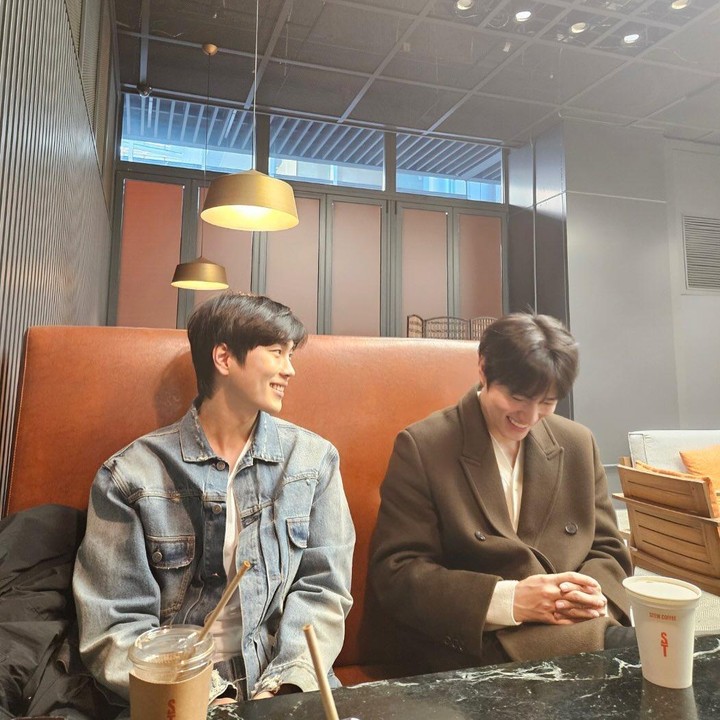 <p>Ternyata, Seo Yi Seo juga suka <em>hangout</em> bersama dengan temannya di kafe, lho. Terlihat Yi Seo dengan temannya, Im Hwang Hwi, menikmati segelas kopi bersama dan keduanya saling berbagi tawa. (Foto: Instagram @e.eseoo)</p>