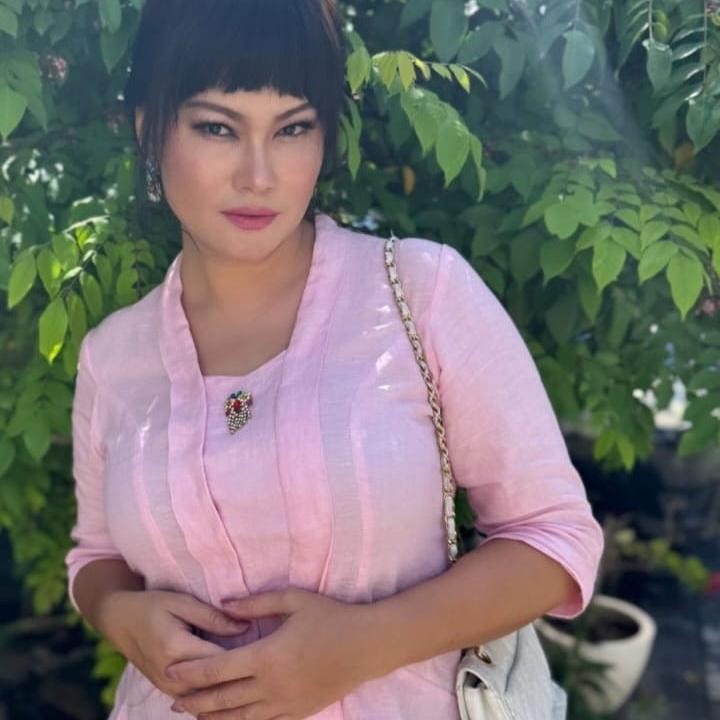 <p>Tracy Trinita termasuk salah satu tamu undangan yang hadir di pernikahan Luna Maya dan Maxime Bouttier pada Rabu (8/5/2025). Ia tampil mengenakan kebaya berwarna merah muda dilengkapi dengan kain batik. (Foto: Instagram@tracytrinita)</p>