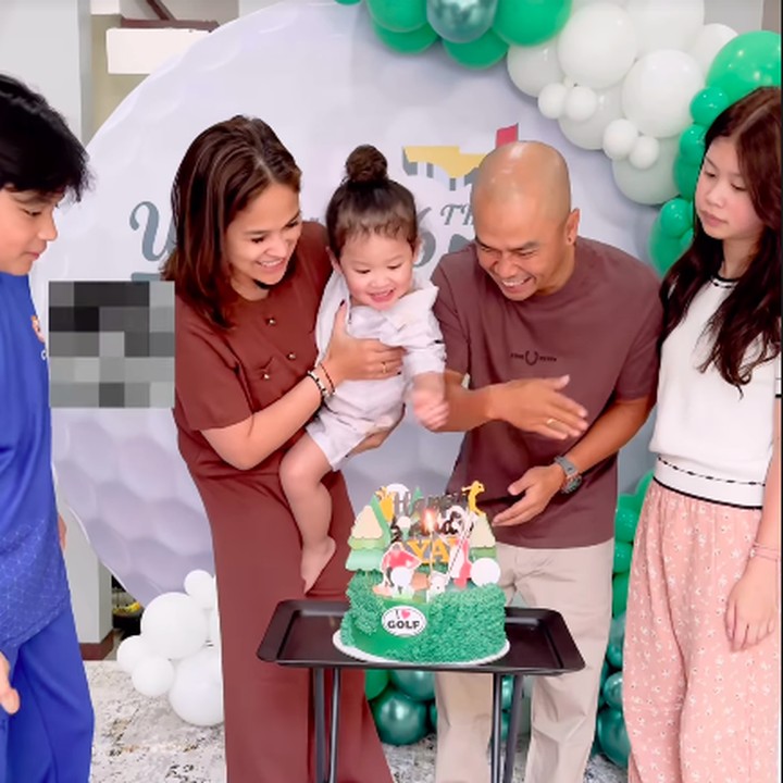 <p>Dalam potret ini, gaya Si Kecil Aiko Phoenix Dactylifera pun menarik perhatian netizen. Mereka menyebut Aiko semakin besar dan akan segera menyusul sang Ayah. "Aiko mulai menyusul Ayahnya," kata seorang netizen. "Selamat ulang tahun Om Wen, sehat selalu. Tolong titip cubit sama Aiko dong," ungkap netizen lainnya gemas. (Foto: Instagram: @revtiayunatasya)</p>