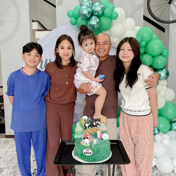 <p>"Selamat ulang tahun suami dan Ayah dari anak-anak saleh dan salihah. Semoga Allah mengabulkan semua doa-doamu, doa-doaku, dan doa anak-anak, amin. Kami bangga! Aku cinta kamu," ujar Ayu seraya menyisipkan emotikon hati. (Foto: Instagram: @revtiayunatasya)</p>
