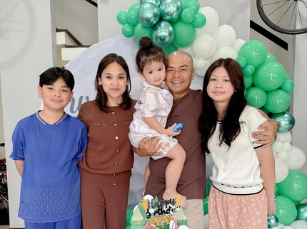 Sweet! Wendi Cagur Dapat Surprise Ultah dari Istri & Anak, Si Bungsu Bikin Gemas