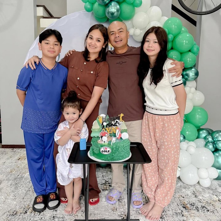 <p>Ulang tahunnya kali ini dirayakan secara sederhana bersama istri, Revti Ayu Natasya dan ketiga anaknya. Momen ini dibagikan langsung oleh Ayu melalui laman Instagram-nya. (Foto: Instagram: @revtiayunatasya)</p>