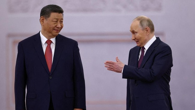Presiden China Xi Jinping menyambut Presiden Rusia Vladimir Putin dalam jamuan selamat datang jelang KTT Shanghai Cooperation Organization (SCO).