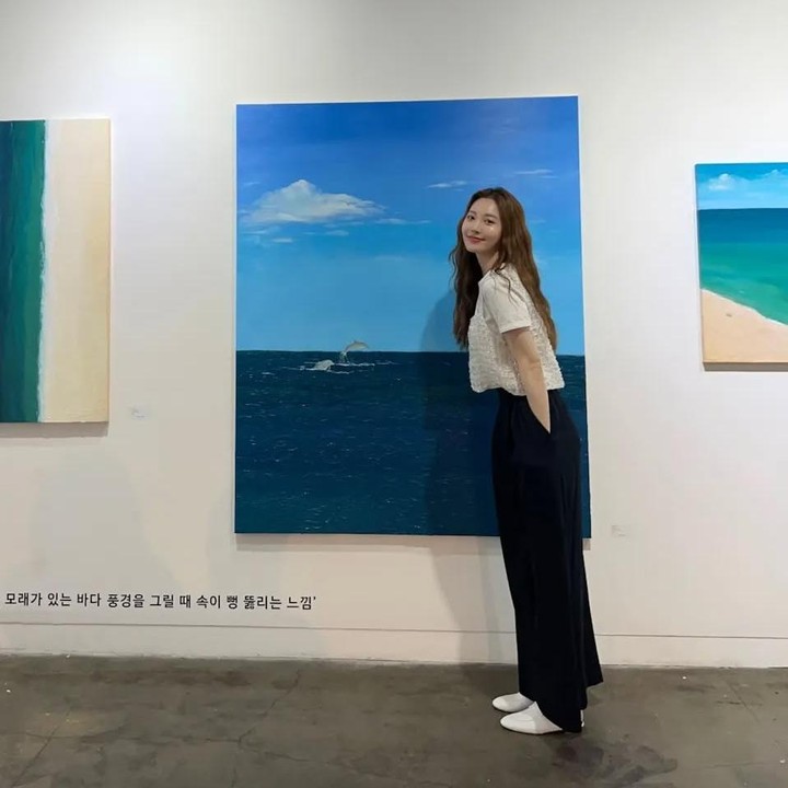 <p>Lalu ada Yura, member Girl's Day, yang terjun ke dunia akting. Perempuan yang pernah beradu akting dengan Song Hye Kyo dalam drama Korea <em>Now, We Are Breaking Up</em> juga memiliki bakat melukis. Bahkan Song Hye Kyo pernah menghadiri pameran seni lukisan karya Yura. (Foto: Instagram @yura_936)</p>