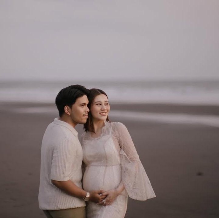 <p>Aaliyah Massaid memamerkan maternity shoot kehamilan pertamanya di pantai bersama suami Thariq Halilintar. Aaliyah dan Thariq kompak mengenakan pakaian serba putih dan memamerkan pemandangan pantai yang indah. (Foto: @aaliyah.massaid)</p>