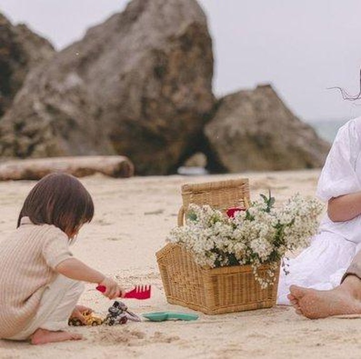 <p>Acha Sinaga bersama suaminya Andy Ambarita dan putranya Lucas Ambarita melakukan maternity shoot calon anak keduanya. Mereka tampil kompak mengenakan pakaian serba putih dan cokelat. (Foto: @achasinaga).</p>