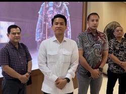 Adik Iriana Bawa Ijazah Sekolah-Kuliah Jokowi ke Bareskrim