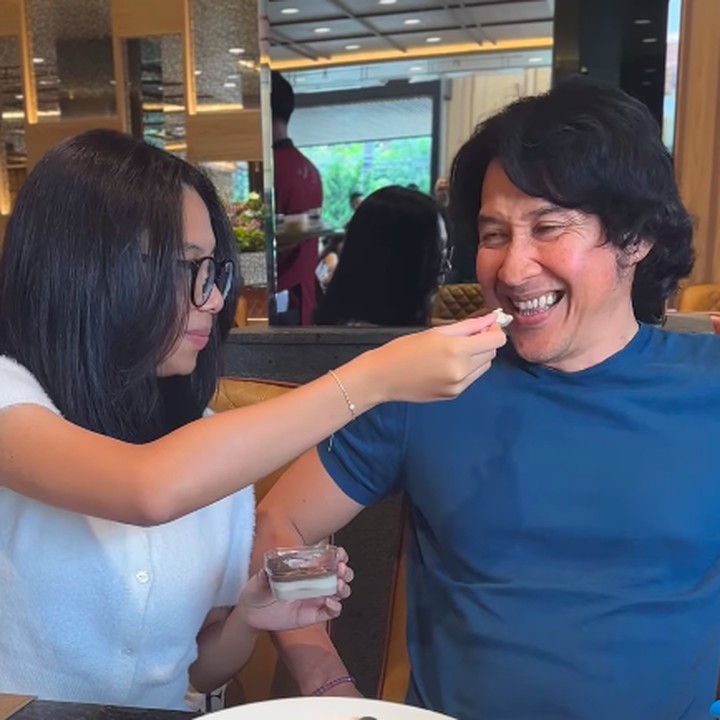 <p>Melihat dari laman Instagram Agus, ia sangat dekat dengan sang putri. Dalam sebuah unggahan, Agus bahkan disuapi makanan oleh Keira. Gemas banget ya, Bunda! (Foto: Instagram: @aguskuncoroadi)</p>