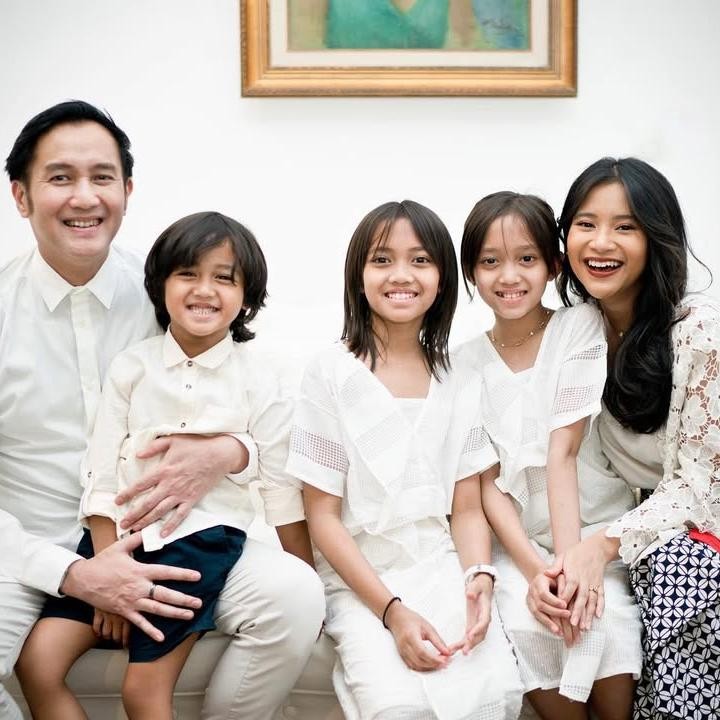 <p>Setelah tiga tahun menyandang status duda, Aldi kembali memantapkan hatinya dan menikah dengan aktris Ririn Dwi Ariyanti. Pernikahan keduanya ini diwarnai dengan kehadiran tiga anak.  (Foto: Instagram@adirakania)</p>