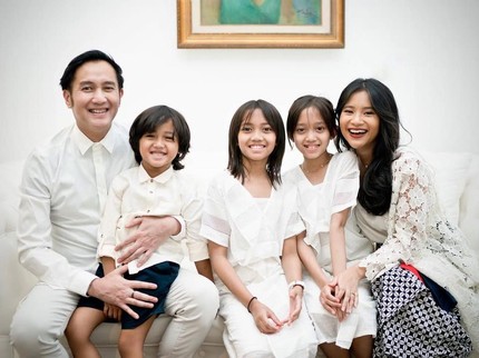 Terpopuler: Potret Aldi 'Bragi' Bersama Keempat Anaknya