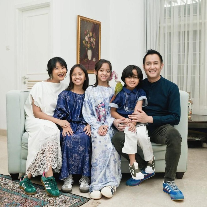 <p>Kehidupan setiap artis Indonesia tampaknya tak pernah lepas dari sorot publik. Salah satunya adalah Aldi Bragi yang kini menjalani peran sebagai <em>single parent</em> dari empat anak yang telah tumbuh besar. (Foto: Instagram@adirakania)</p>