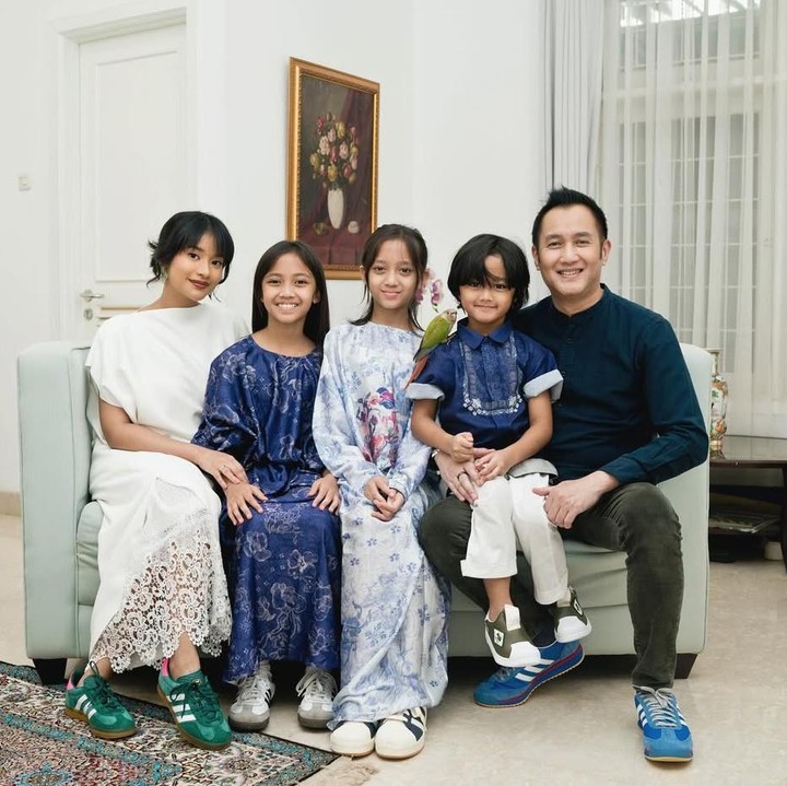 <p>Aldi sering kali menghabiskan waktu bersama keempat anaknya. Bahkan, putri sulungnya Adira juga diketahui memiliki hubungan yang dekat dengan ketiga adik sambungnya itu, lho. Momen itu dilihat langsung melalui beberapa <em>postingan</em> di media sosial Adira, seperti foto yang satu ini. (Foto: Instagram@adirakania)</p>