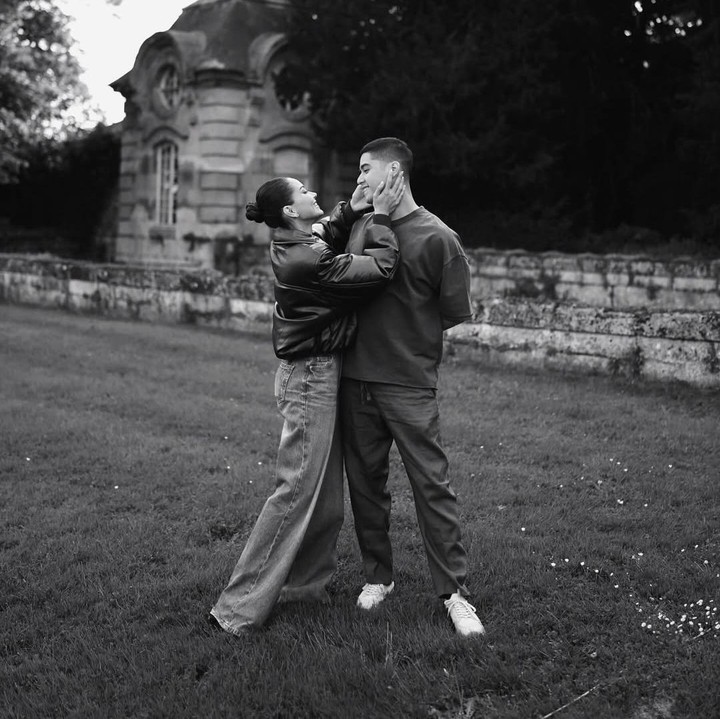 <p>Jelang pernikahan, Alyssa Daguise dan Al Ghazali turut melakukan prewed, Bunda. Kali ini, sesi foto dilakukan di kampung halaman Alyssa, Prancis. (Foto: Instagram: @alyssadaguise)</p>