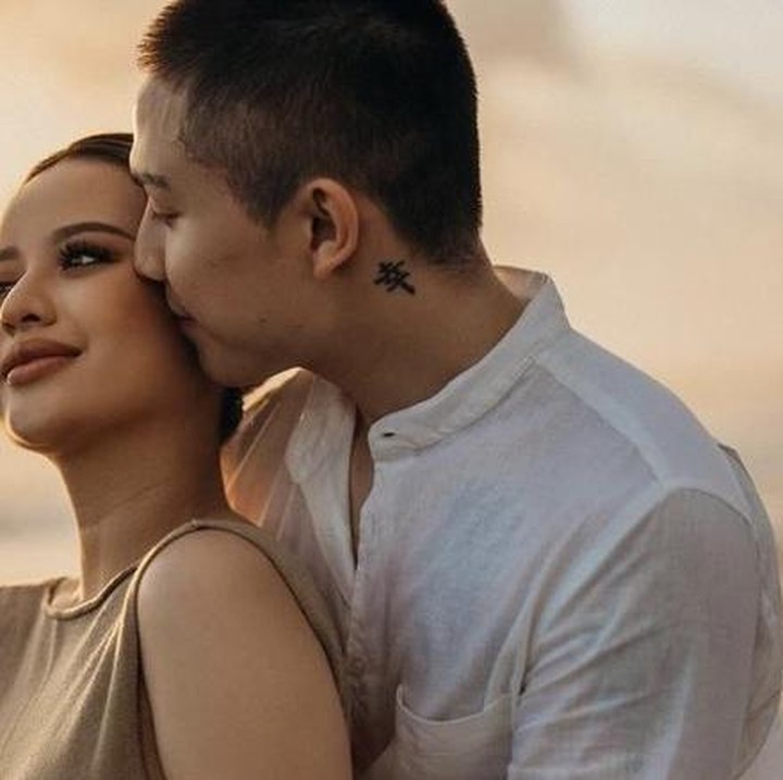 <p>Anggi Marito melakukan maternity shoot bersama suaminya Kenji Ganesha di kehamilan anak pertamanya di Bali. Ia tampak cantik menawan dengan dress cokelat sedangkan suaminya pakaian serba putih. (Foto: @anggimarito).</p>