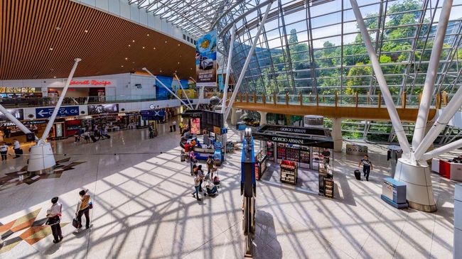 Sekelompok turis India telantar di Bandara Internasional Kuala Lumpur di Malaysia pada hari Kamis (8/5) setelah penerbangan mereka dibatalkan.