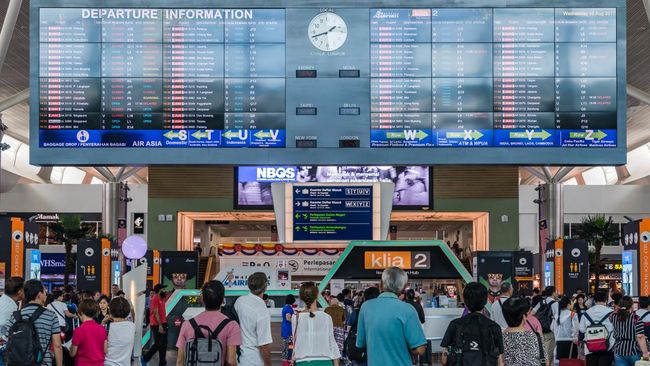 Turis perempuan asal China ditangkap usai mengamuk dan mencoba menerobos pintu keberangkatan internasional di Terminal 1 Bandara Internasional Kuala Lumpur.