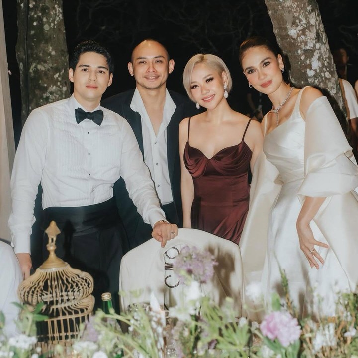 <p>Bunga Citra Lestari dan sang suami, Tiko Aryawardhana, juga hadir di acara resepsi Luna dan Maxime. BCL hadir mengenakan sphagetti <em>dress</em> elegan berwarna merah bata, sedangkan sang suami mengenakan kemeja putih dibalut jas hitam. (Foto: Instagram@itsmebcl)</p>