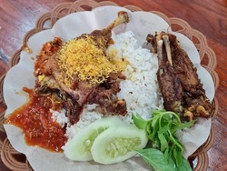 Mampir Rek! 10 Tempat Makan Bebek Goreng Suroboyo yang Kondang Lezatnya