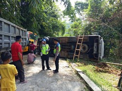 Bus Antar Jemput Terguling di Tanjakan Magelang, 19 Santri Terluka