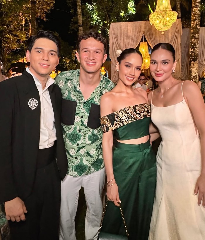 Cinta Laura dan Arya Vasco hadir ke resepsi pernikahan Luna Maya dan Maxime Bouttier (8/5), Beauties. Foto bersama mempelai, mereka terlihat pakai busana yang kompak bernuansa etnik dalam warna hijau/ Foto: Instagram.com/claurakiehl