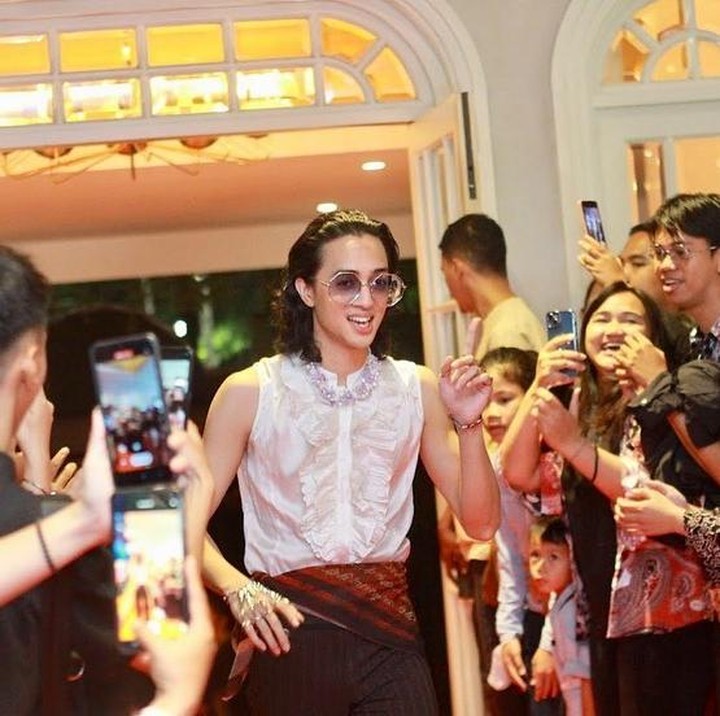<p>Dewa Dayana adalah anak kedua dari empat bersaudara. Ia lahir dari pasangan artis Nia Paramitha dan Gusti Randa. Ia mengawali kariernya di dunia hiburan dengan gabung bersama grup musik GroupName. (Foto: Instagram@dewadayana_)</p>