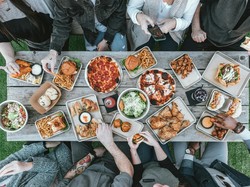 Duh! Pegawai Wanita Ini Bikin HRD Kesal Karena Sibuk Makan Siang