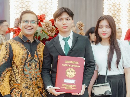5 Potret Ezzar Putra Sahrul Gunawan yang Baru Lulus SMA