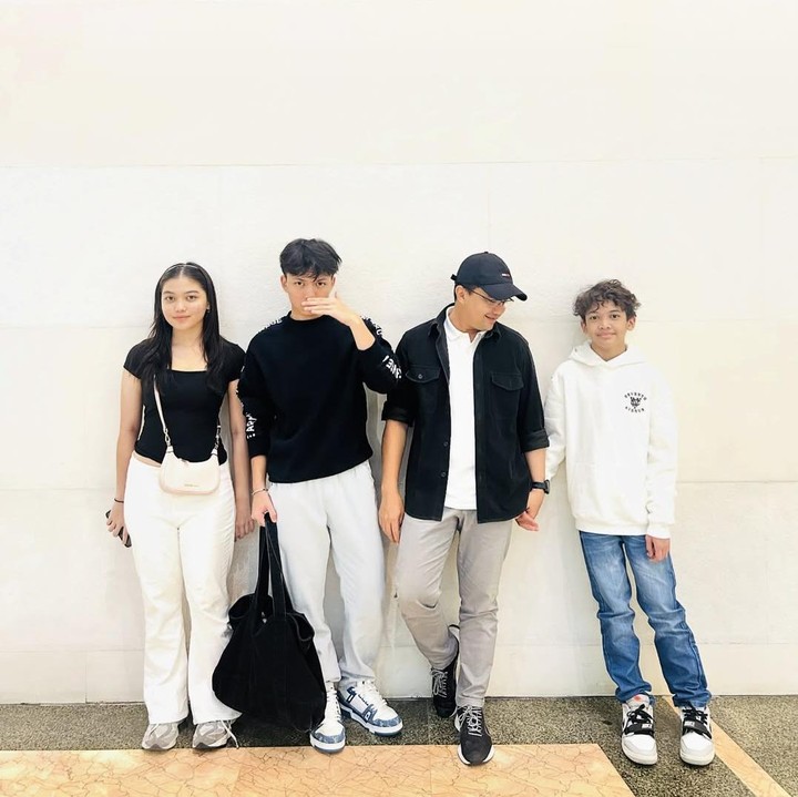 <p>Ketiga anaknya ini pun tinggal bersama sang mantan istri. Meski begitu, Sahrul masih terus menyempatkan waktu untuk berkumpul bersama mereka. (Foto: Instagram: @sahrulgunawanofficial)</p>