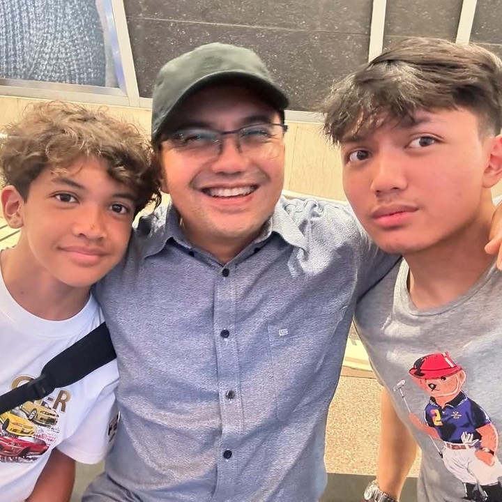 <p>Ezzar sendiri lahir pada September 2007, Bunda. Saat ini, laki-laki yang tengah menjalani fase remaja itu hampir genap berusia 18 tahun. (Foto: Instagram: @sahrulgunawanofficial)</p>