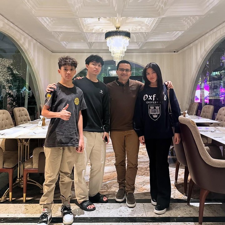 <p>Dari pernikahannya dengan sang mantan istri, Indriani Hadi, Sahrul Gunawan dikaruniai tiga orang anak, Bunda. Mereka adalah Ezzar Raditya Gunawan, Raihana Zemma Gunawan, dan Faeyza Mikail Gunawan. (Foto: Instagram: @sahrulgunawanofficial)</p>