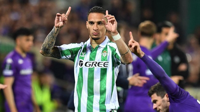 Kenapa Antony Menangis Usai Bawa Real Betis ke Final? Winger asal Brasil, Antony, menangis setelah membawa Real Betis lolos ke final Conference League 2025. Apa alasan Antony menangis?