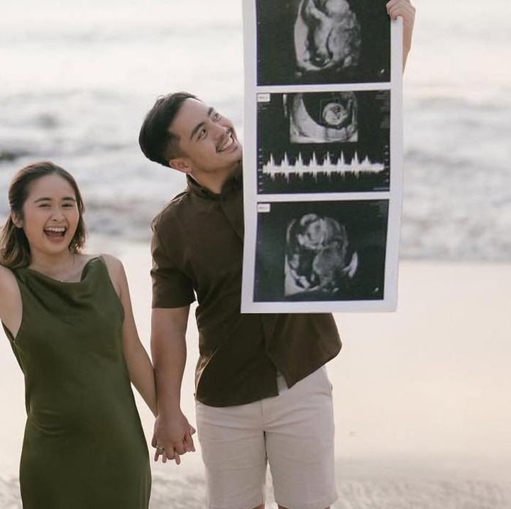 <p>Gritte Agatha tampil memesona dalam balutan gaun berwana hijau saat maternity shoot di pantai bersama suaminya Arif Hidayat. Keduanya tampak bahagia sambil memamerkan USG yang dicetak dalam ukuran besar. (Foto:@gritteagathaa).</p>