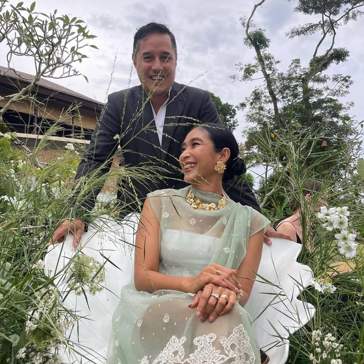 <p>Happy Salma dan sang suami, Tjokorda Bagus Dwi Santana Kertayasa, juga menjadi tamu undangan Luna dan Maxime. Happy mengenakan <em>dress</em> berwarna hijau tosca berhias <em>embroidery </em>putih yang membuat penampilannya semakin anggun, sementara sang suami tampil mengenakan setelan jas hitam. (Foto: Instagram@happysalma)</p>