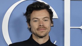 Harry Styles Terlihat Ikut Kerumunan Sambut Paus Baru di Vatikan