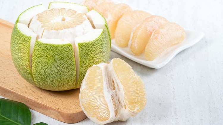 Ilustrasi jeruk bali atau pomelo Close up of fresh peeled pomelo on white table background for Mid-Autumn Festival fruit.