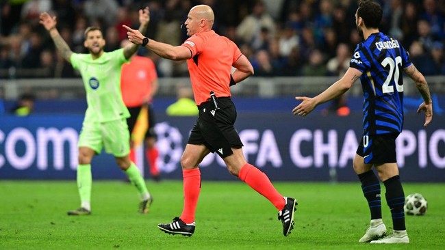 Respons UEFA soal Kontroversi Wasit Inter Milan vs Barcelona UEFA buka suara soal tudingan berat sebelah kepada wasit Szymon Marciniak yang memimpin laga Inter Milan vs Barcelona di Liga Champions.
